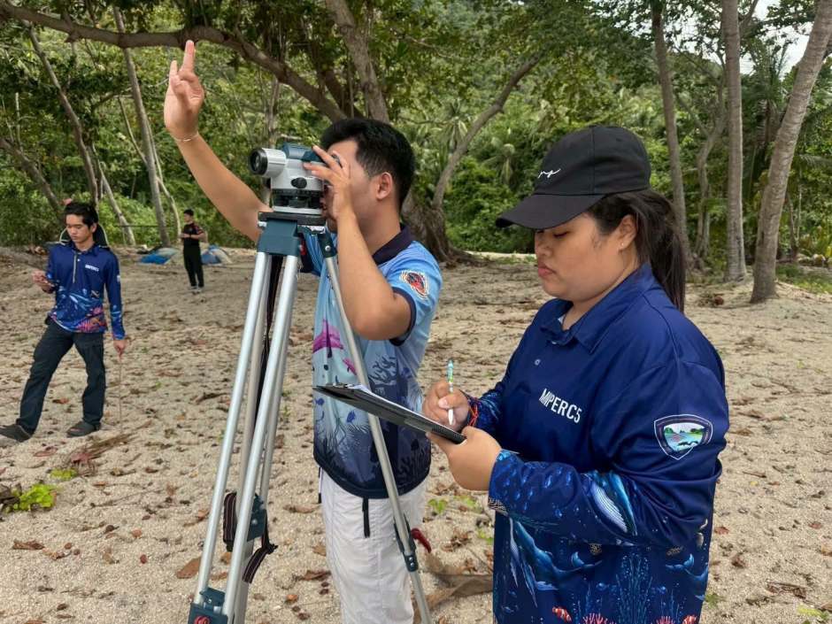Wissenschaftler vermessen das Strandprofil am Than Sadet Beach, um Veränderungen der Küstenlinie und Erosionsprozesse zu dokumentieren. Bild Department of National Parks, Wildlife and Plant Conservation (DNP)