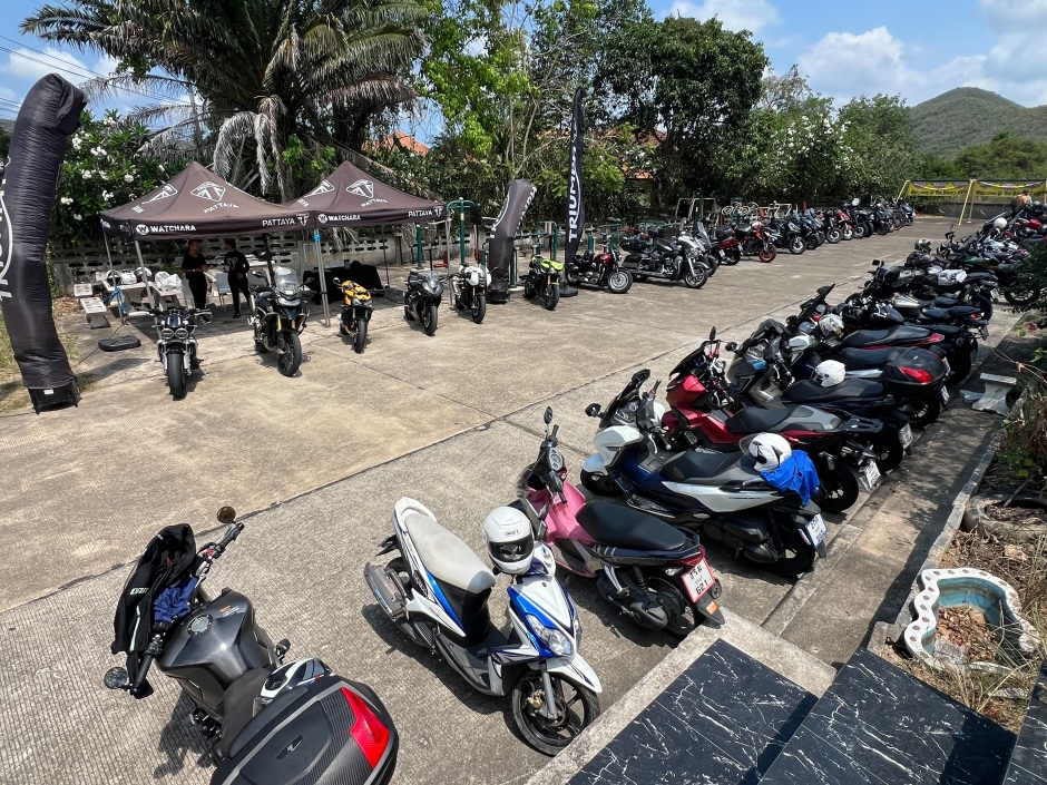 Zahlreiche Motorräder, darunter Modelle von Triumph Motorcycles, stehen beim Treffen in Sattahip zur Präsentation und für Probefahrten bereit.