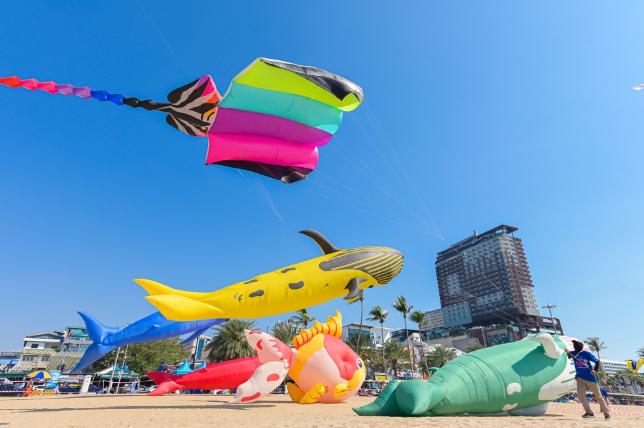 Riesige Wal- und Fischdrachen prägen das farbenfrohe Himmelsbild am Pattaya Beach. Foto: Central Pattaya