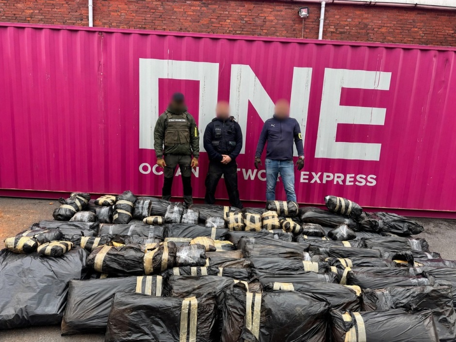 Deutsche und polnische Ermittler vor sichergestelltem Cannabis. Foto: Zollfahndungsamt Hannover