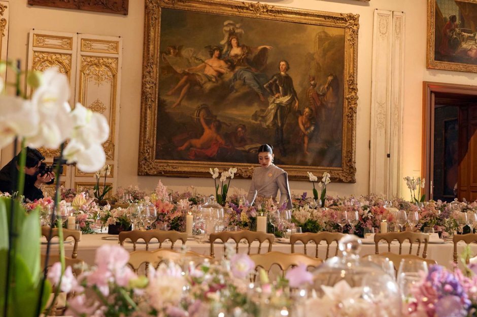Ein festlich gedeckter Saal begleitet das offizielle Empfangsprogramm zur Ausstellung königlich-thailändischer Mode und Handwerkskunst in Paris. Bild: Tourism Authority of Thailand