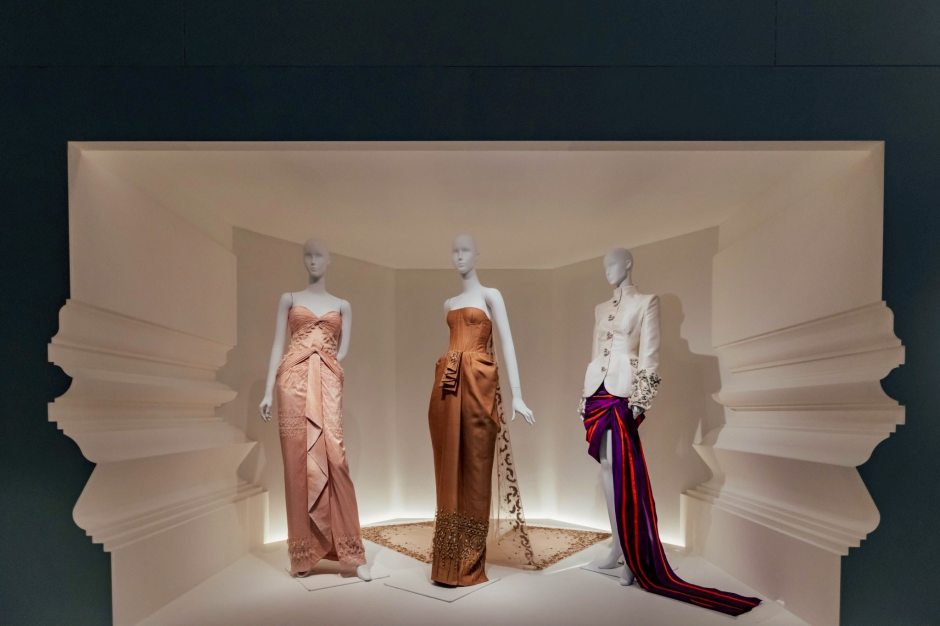 Traditionelle thailändische Kleidung und moderne Designinterpretationen werden in mehreren Ausstellungsräumen präsentiert. Bild: Tourism Authority of Thailand