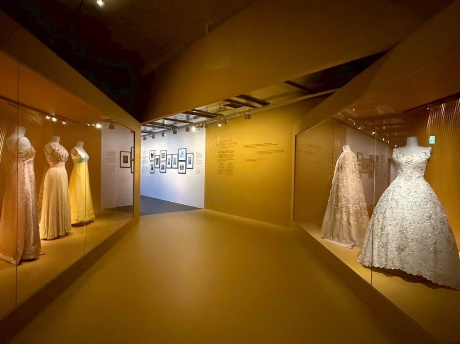 Die Ausstellung dokumentiert die Entwicklung königlich-thailändischer Mode von traditioneller Handwerkskunst bis zur modernen Haute Couture. Bild: Tourism Authority of Thailand
