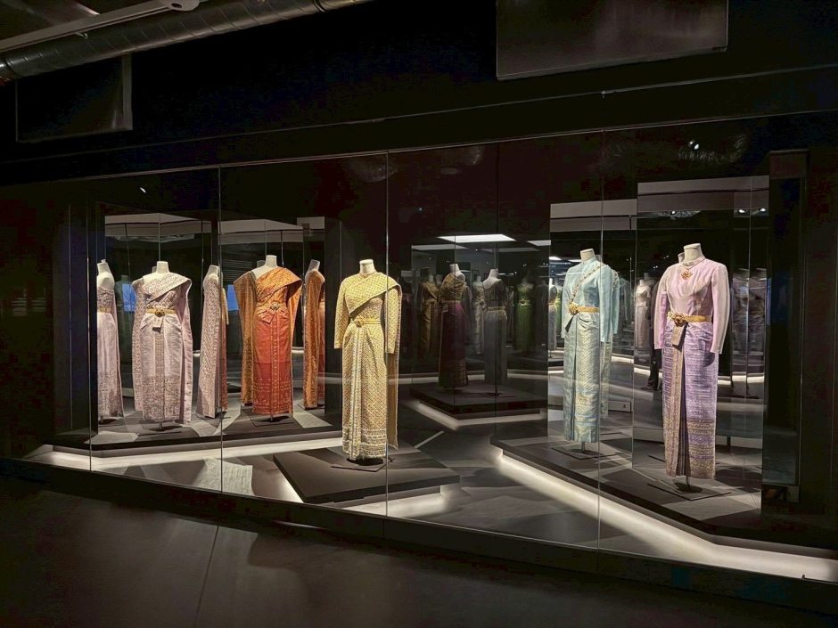 Über 200 Stücke königlicher Kleidung, Accessoires und Textilarbeiten sind Teil der Ausstellung in Paris. Bild: Tourism Authority of Thailand