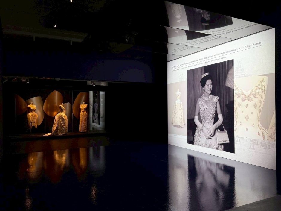 Die Ausstellung zeigt historische Aufnahmen und königliche Gewänder aus der Sammlung von Königin Sirikit, der Königinmutter. Bild: Tourism Authority of Thailand