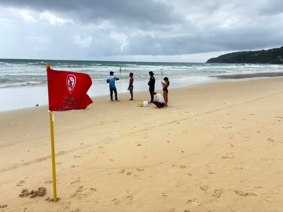 Rettungsschwimmer informieren Badegäste über die Gefahrenlage und haben Warnhinweise an den betroffenen Stränden angebracht. Bild: Newshawk Phuket