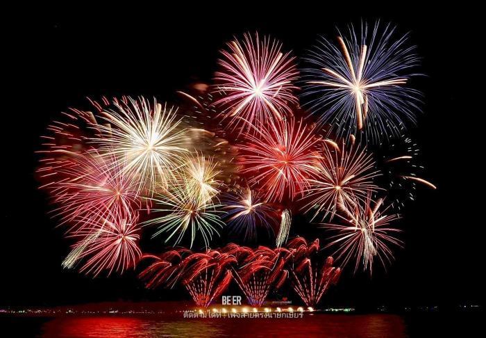 Das Pattaya International Fireworks Festival zählt zu den besucherstärksten Veranstaltungen der Stadt und zieht jedes Jahr Hunderttausende Zuschauer an. Bild: สายตรงนายกเบียร์ พัทยา