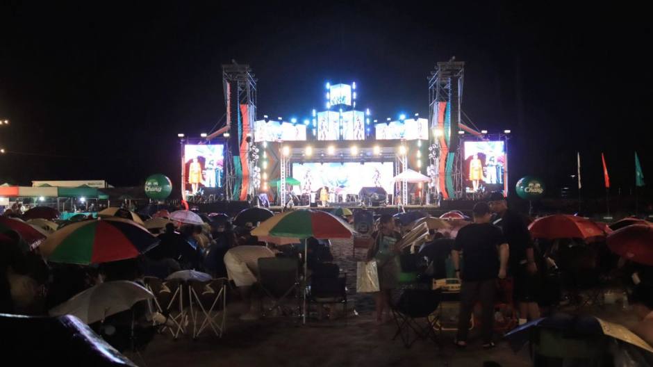 Trotz zeitweiligen Regens verfolgten zahlreiche Besucher die Konzerte am Strand. Bild: Mayor of Hua Hin