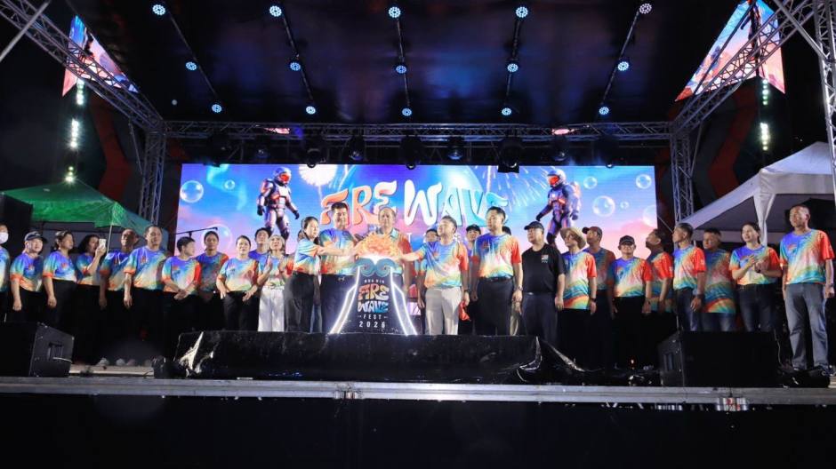 Vertreter von Stadtverwaltung und Provinz eröffneten die Veranstaltung offiziell auf der Festivalbühne. Bild: Mayor of Hua Hin