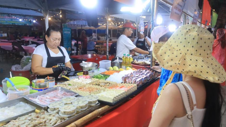 Mehr als 120 Stände boten den Besuchern Speisen und Getränke aus der Region an. Bild: Mayor of Hua Hin