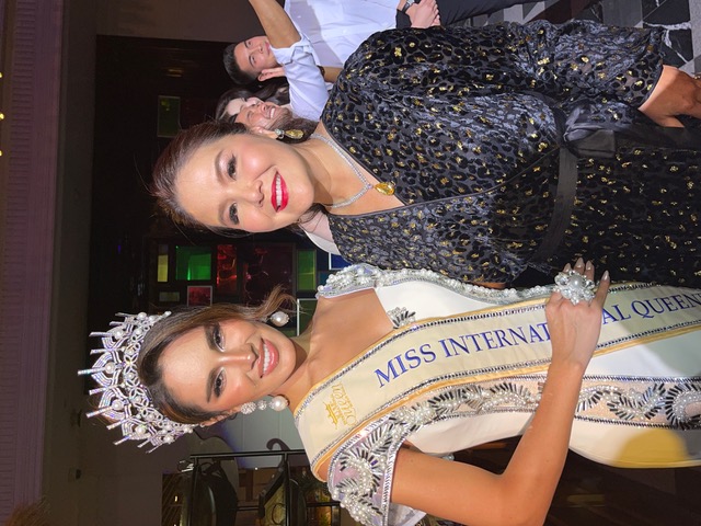 Die Gewinnerin und Dr. Darin Phanthusak, Vizepräsident der Miss Tiffany Show und der PTS Holding. Foto: Rothschild