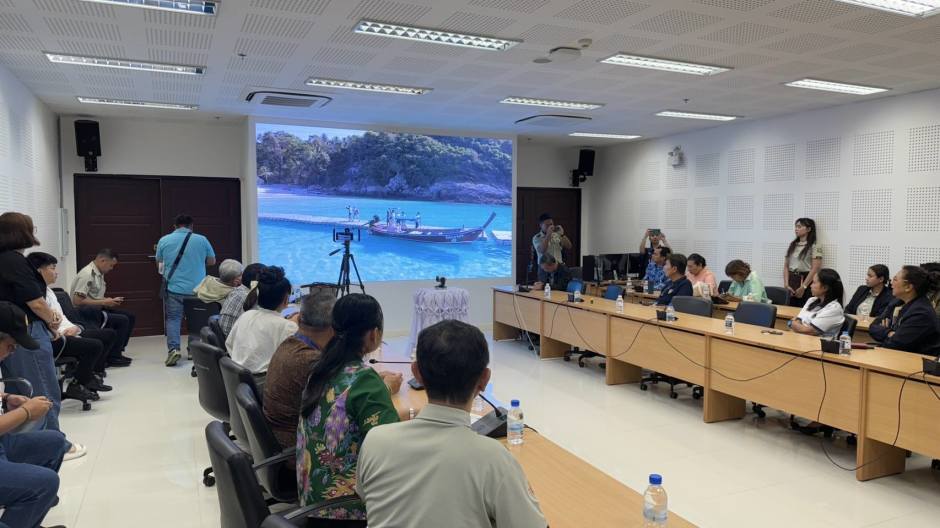 Beamte verfolgen bei der Präsentation in Phuket den Start des nachhaltigen Boat-Taxi-Projekts. Bild: Department of National Parks, Wildlife and Plant Conservation (DNP)
