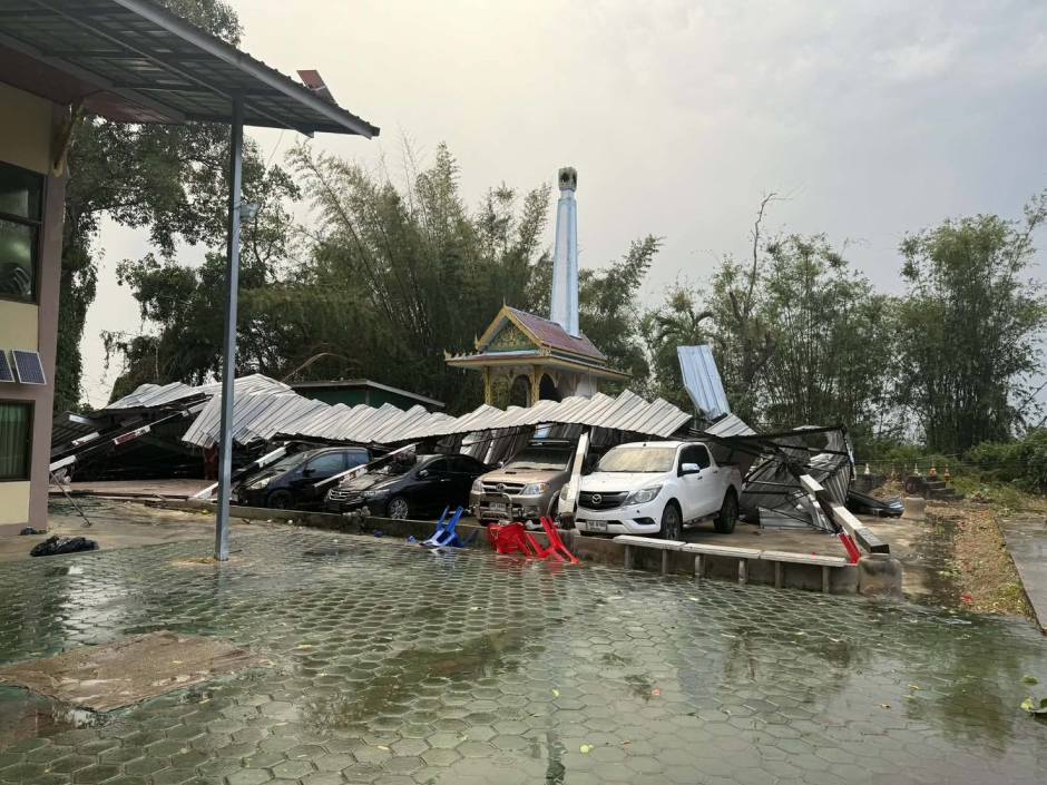 Ein eingestürztes Carportdach begrub im Bezirk Phrao mehrere abgestellte Fahrzeuge unter verbogenen Metallteilen und Trümmern. Bild: PR Chiangmai