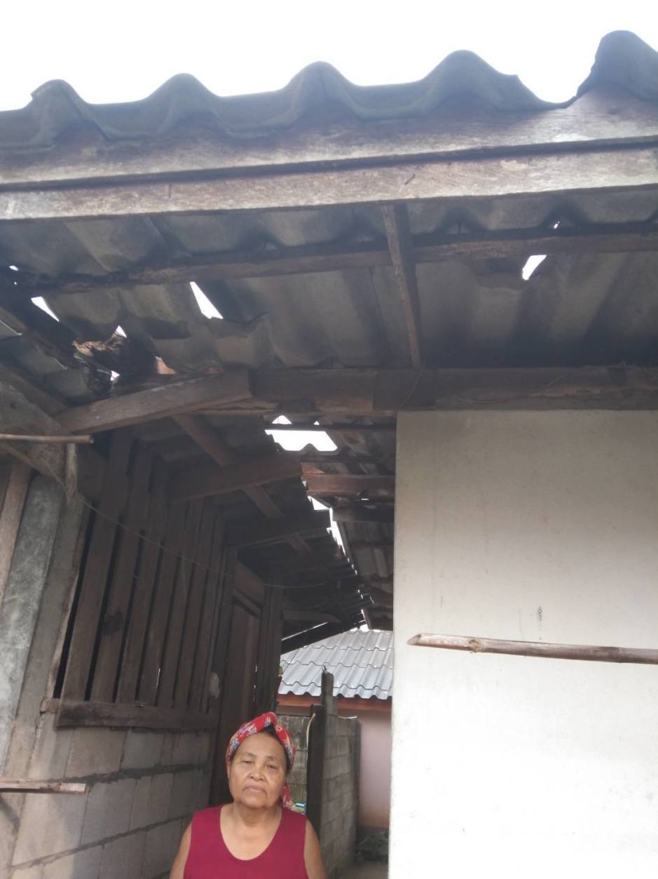 Eine Bewohnerin steht vor ihrem Haus im Bezirk Doi Lo, dessen Dach durch den Sommersturm teilweise zerstört wurde. Bild: PR Chiangmai