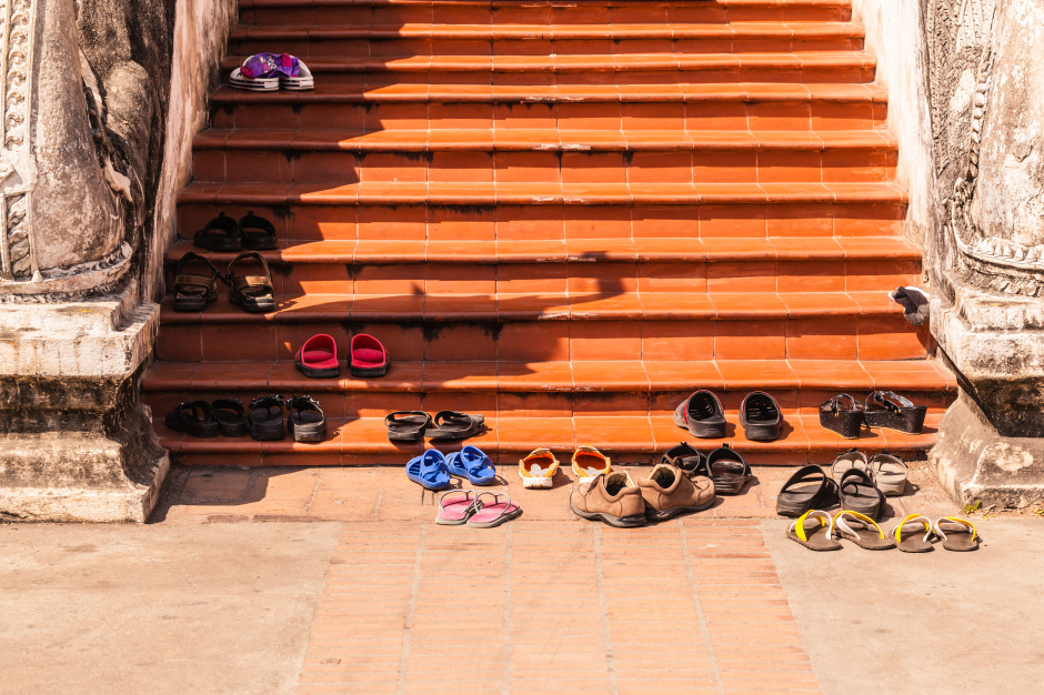 Vor dem Betreten des Tempels gilt: Schuhe ausziehen – ein Zeichen von Respekt und kultureller Achtsamkeit. Foto: Dario Lo Presti / Adobe Stock