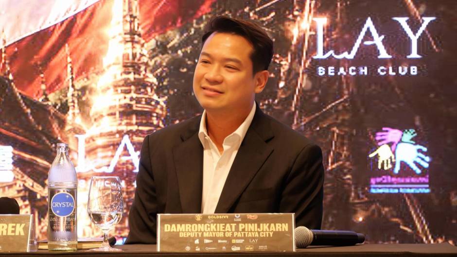 Pattayas Vizebürgermeister Damrongkiat Phinitkan begrüßt das internationale Boxevent in der Touristenmetropole. Bild: TMN.TV