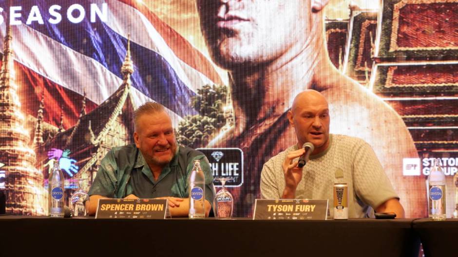 Tyson Fury erläutert bei der Pressekonferenz die Hintergründe seines Benefizkampfs in Pattaya. Bild: TMN.TV