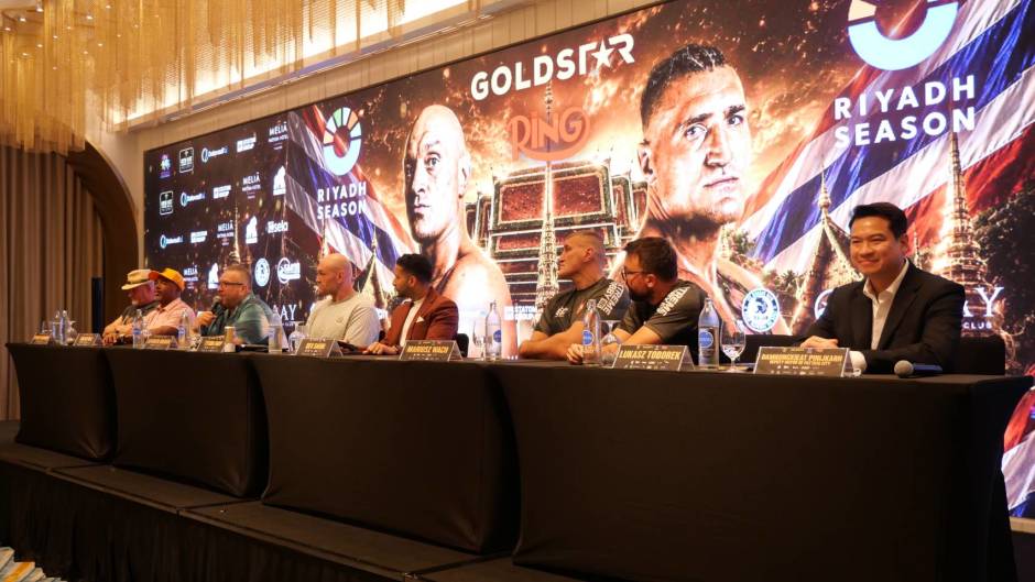 Veranstalter, Boxer und Vertreter der Stadt Pattaya präsentieren gemeinsam das internationale Boxevent. Bild: TMN.TV