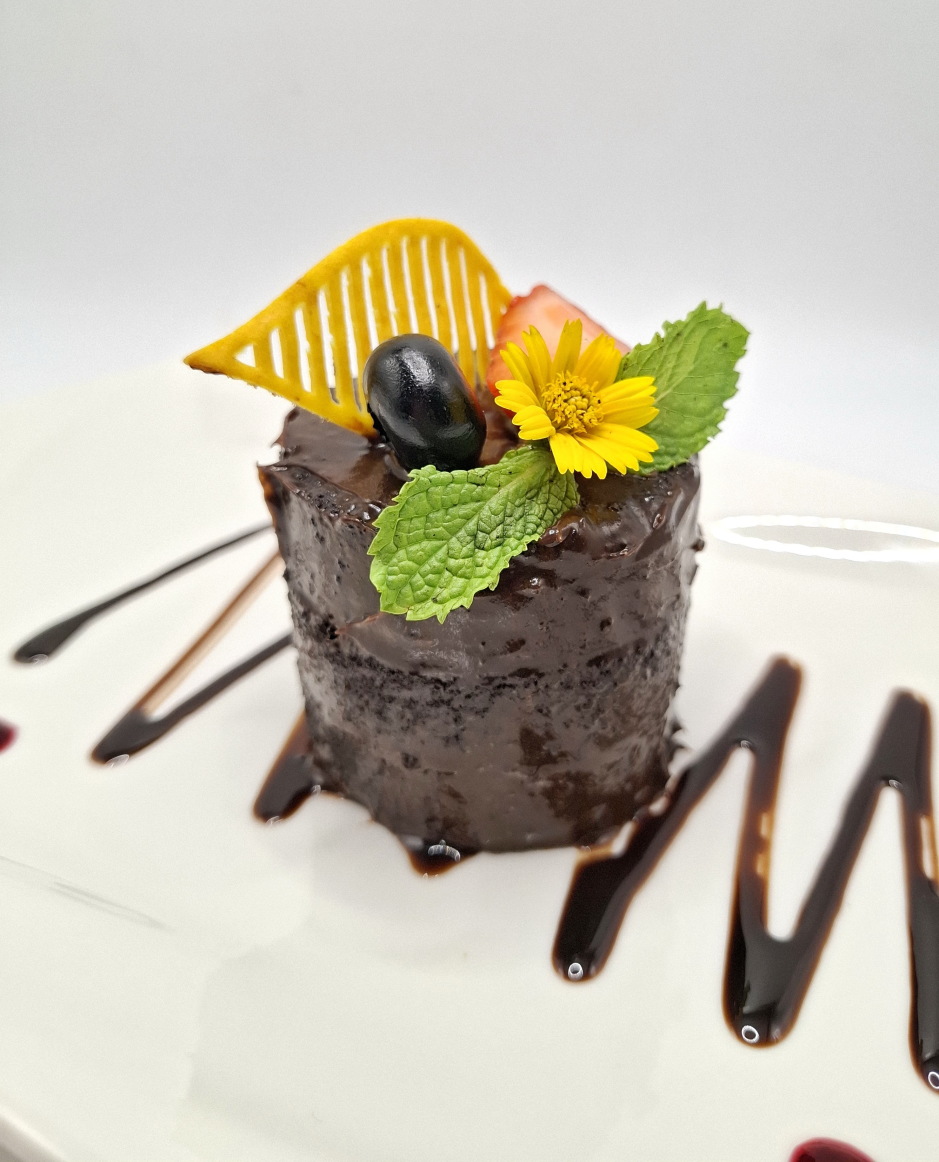 Das „Double Chocolate Strawberry Tortino“ bildet den süßen Abschluss des Menüs.