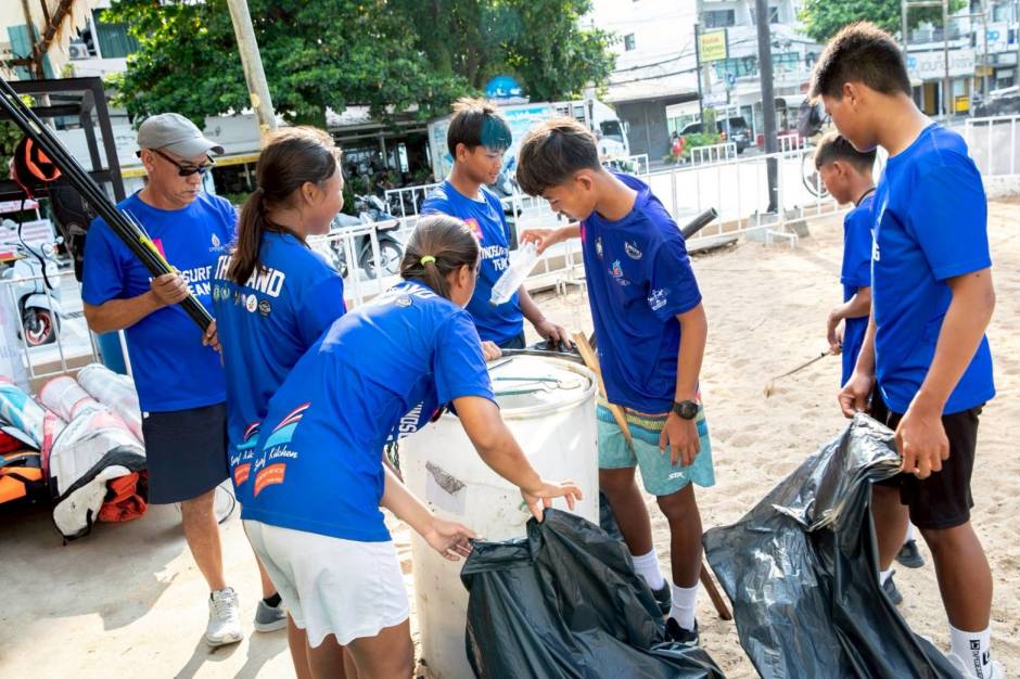 Gesammelter Müll wird am Strand in einen Sammelbehälter entleert und fachgerecht entsorgt. Bild: TMN.TV