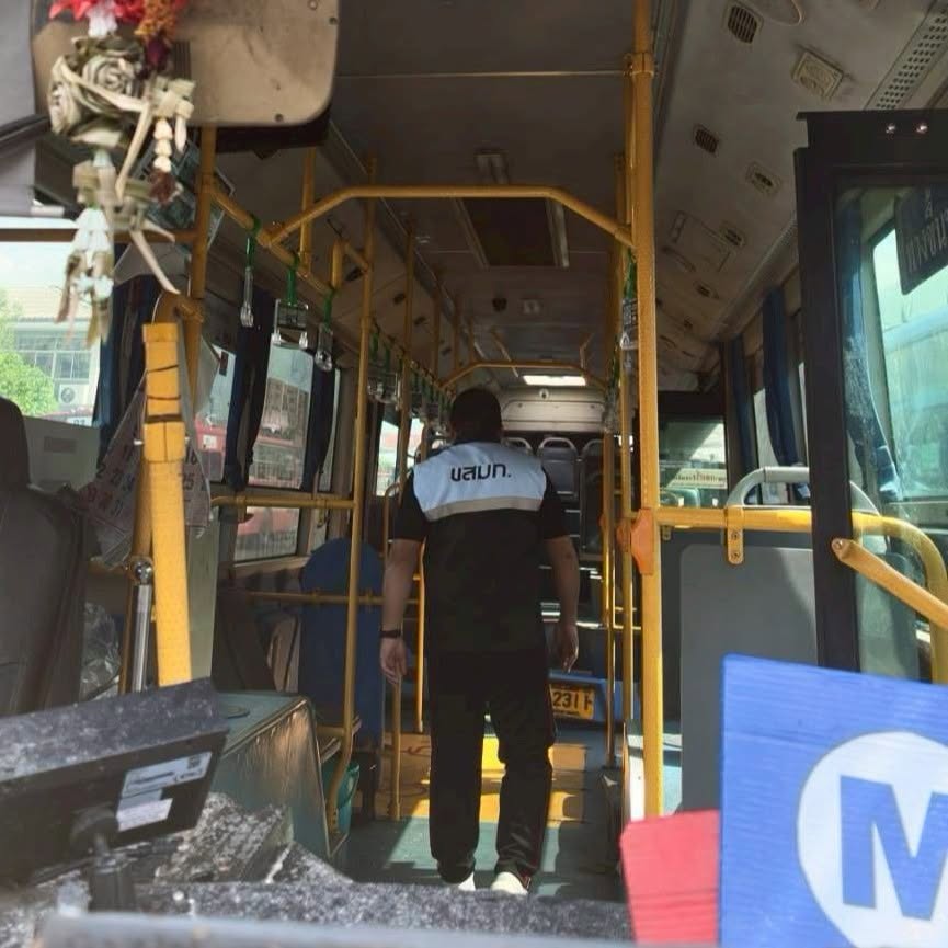 Mitarbeiter der Bangkok Mass Transit Authority untersuchen den Innenraum des verunglückten Linienbusses. Bild: JS100 Radio