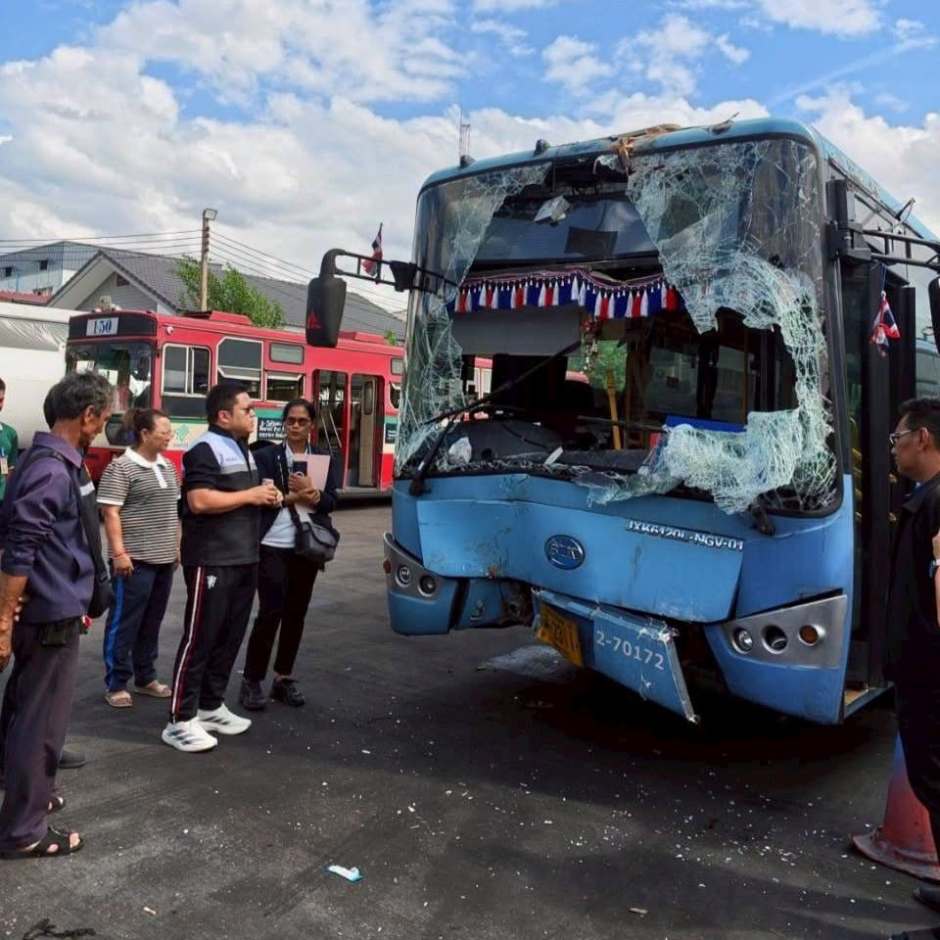 Der Unfallbus weist nach dem Aufprall erhebliche Schäden im Frontbereich und an der Windschutzscheibe auf. Bild: JS100 Radio