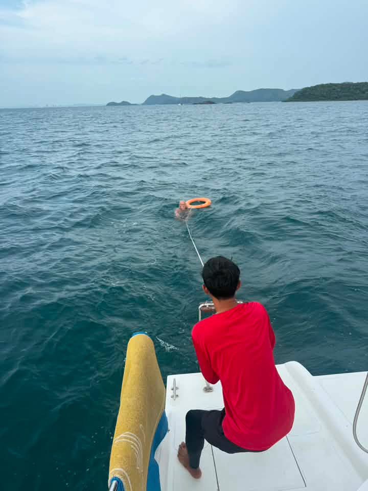 Mit einem Rettungsring wurde einer der Schiffbrüchigen an Bord eines Hilfsbootes gezogen. Bild: TMN.TV