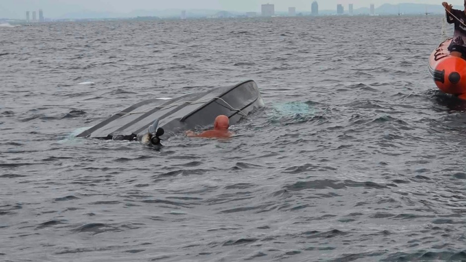 Ein Bootsinsasse hielt sich nach dem Kentern bis zum Eintreffen der Helfer über Wasser. Bild: TMN.TV