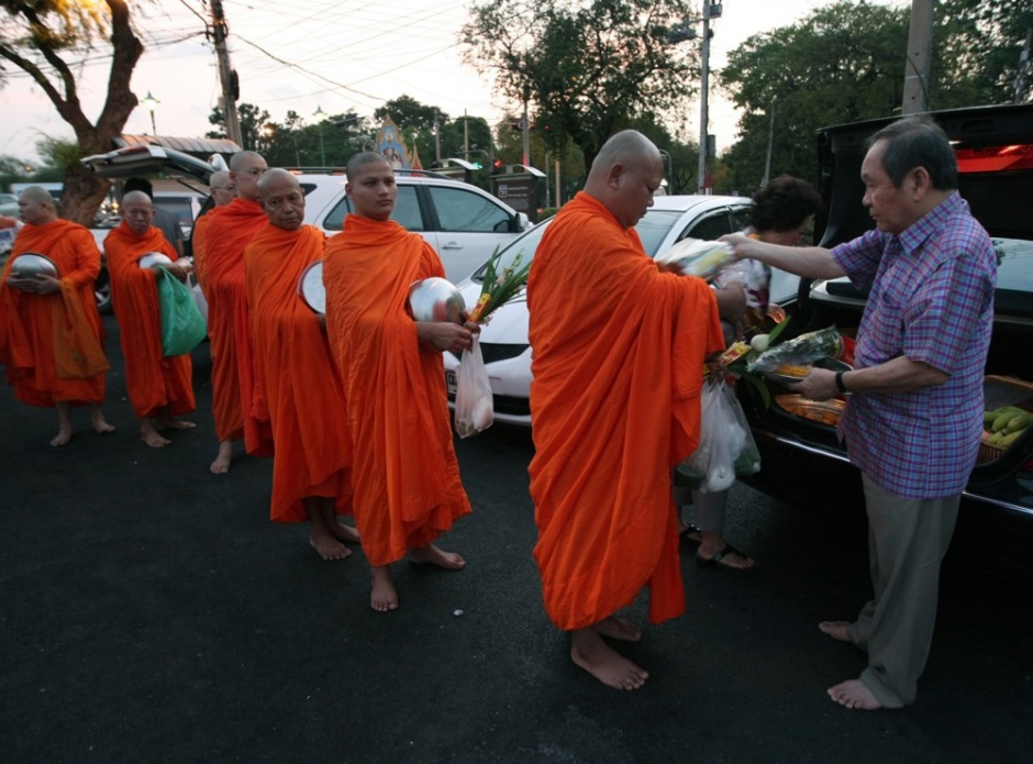 Almosengang der Mönche in den Morgenstunden des Makha-Bucha-Tages. Foto: epa-efe/Narong Sangnak