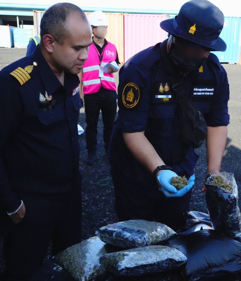 Bild 3: Ein Zollbeamter zeigt getrocknete Cannabisblüten, die in schwarzen Kunststoffsäcken verborgen waren. Foto: Customs Department