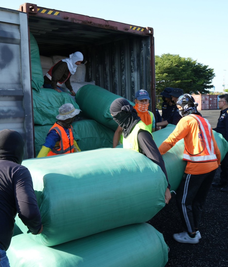 Bild 2: Mitarbeiter entladen die als Decken und Bettbezüge deklarierte Fracht aus einem der kontrollierten Exportcontainer. Foto: Customs Department