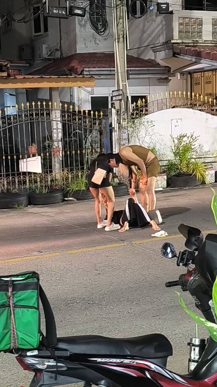 Mehrere Passanten beobachteten die Szenen auf der Straße, als die Frau vor ihrem Verfolger zu fliehen versuchte. Bild: TMN.TV