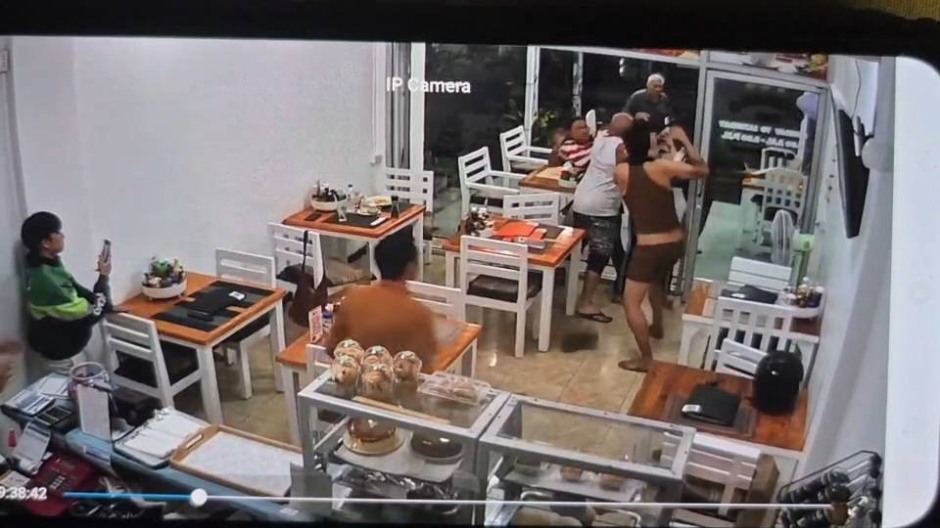Überwachungskameras zeichneten den Moment auf, als der Mann trotz Gegenwehr in das Lokal eindrang. Bild: TMN.TV