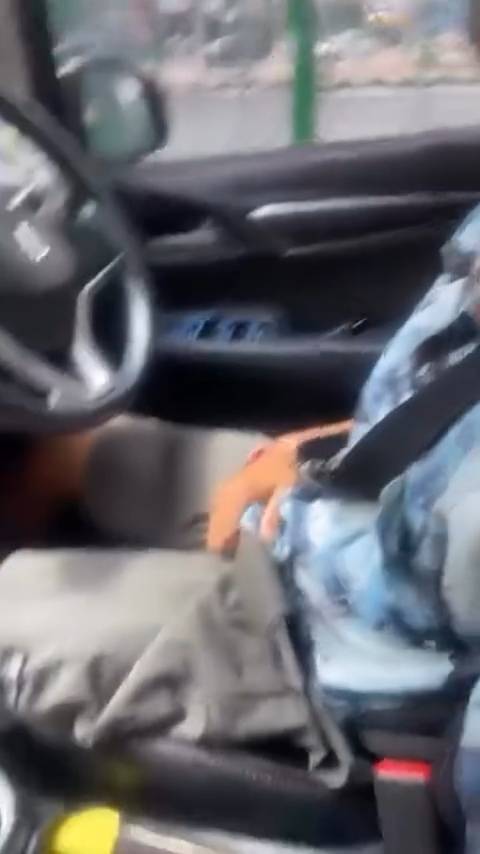 Ein von der Betroffenen aufgenommenes Video soll den Fahrer während einer mutmaßlich anzüglichen Handlung im Fahrzeug zeigen. Bild: TMN.TV