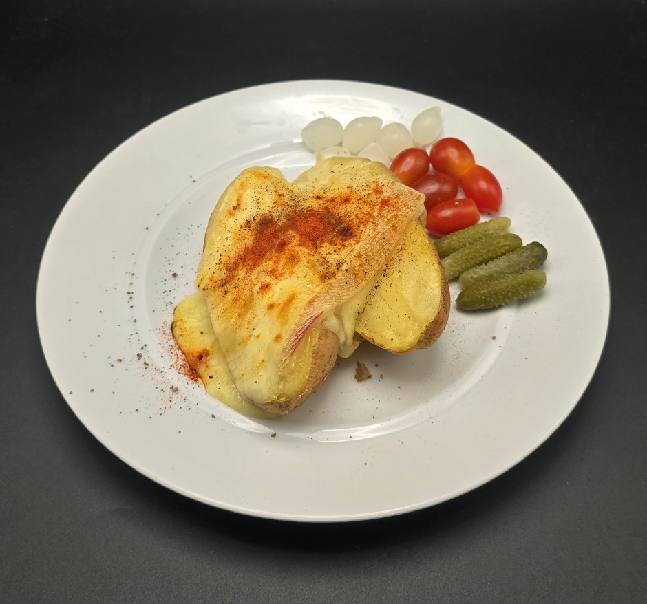 Raclette mit Kartoffeln erweitert die Auswahl an Schweizer Gerichten im Outback am Mabprachan Lake.