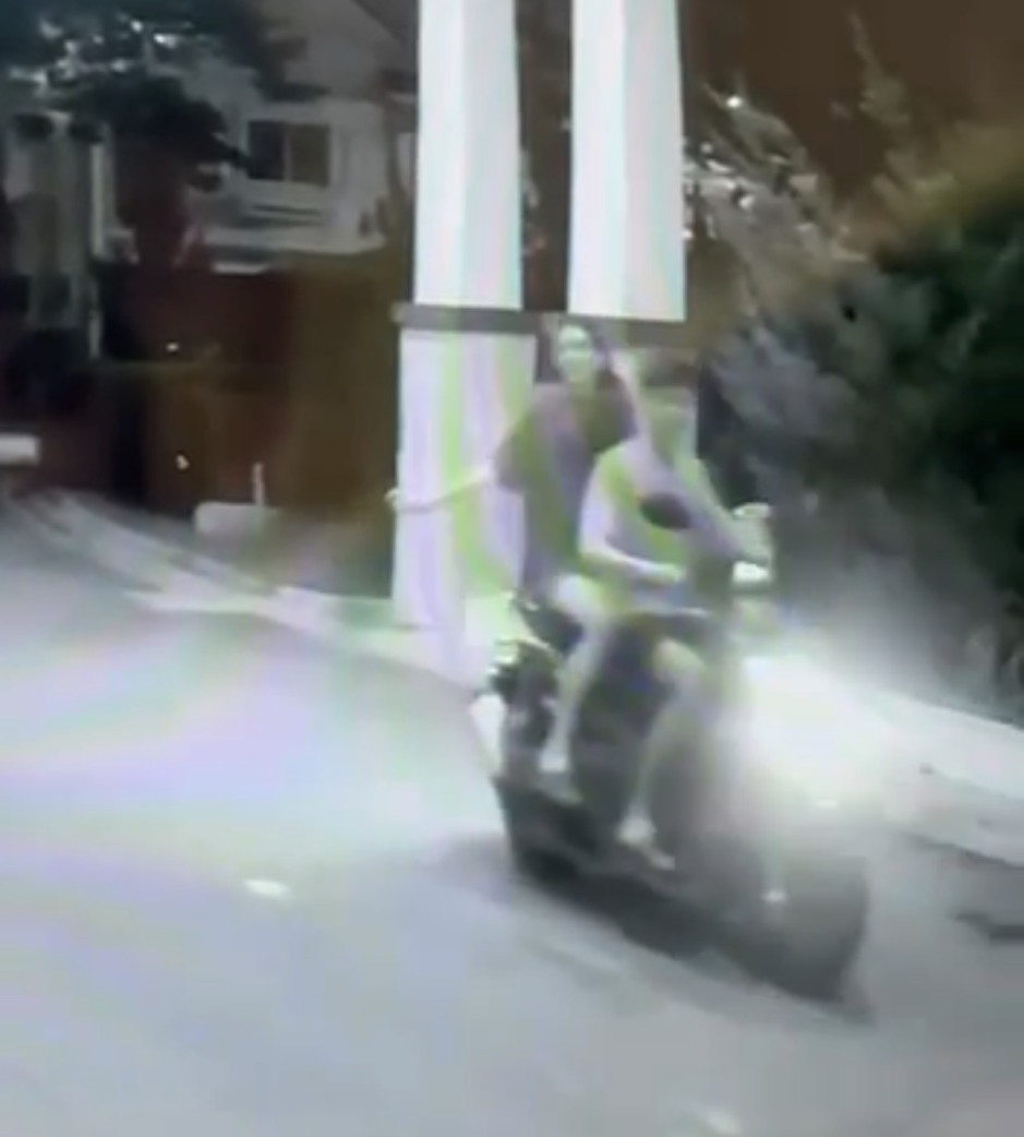 Eine Überwachungskamera zeigt die Geschwister auf ihrem Motorrad kurz vor ihrem Verschwinden. Bild: TMN.TV