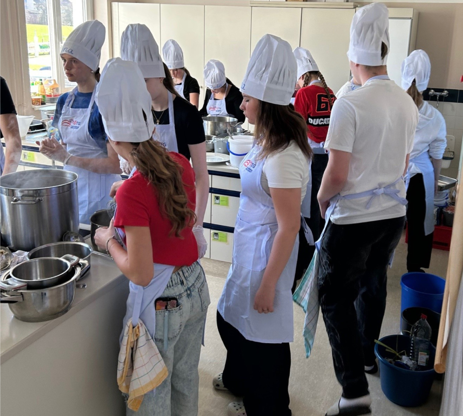 Die Bevölkerung von Langenwang ließ sich nicht lange bitten: Hunderte Essen (Vorspeise, Hauptspeisen, Desserts) wurden von den Schülern ausgekocht. Foto: ÖTG