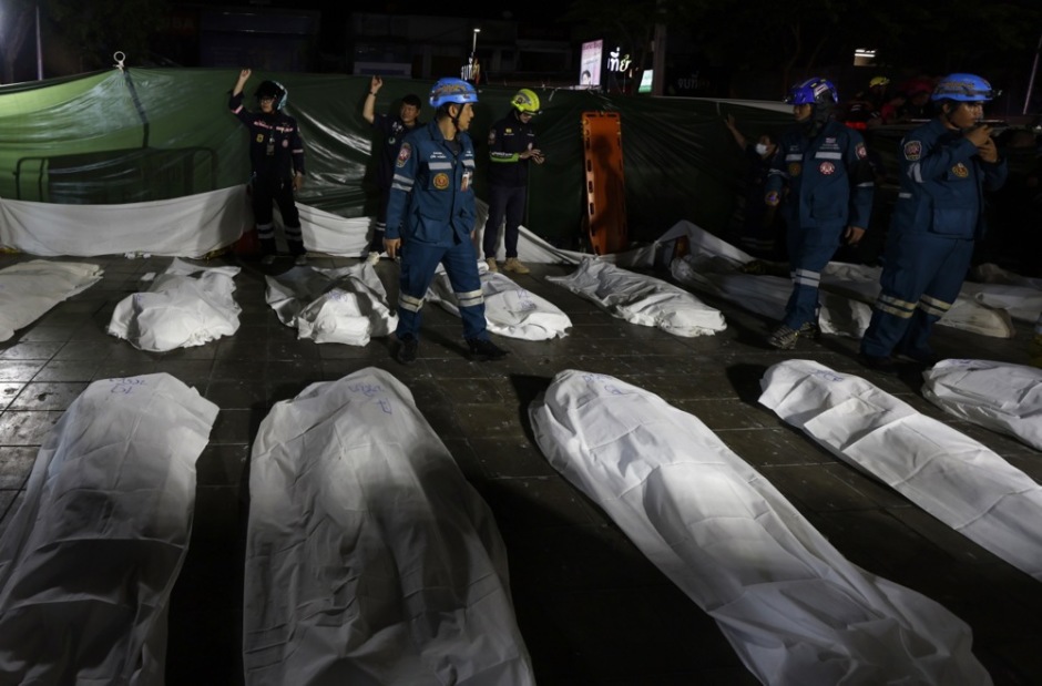 Rettungskräfte bergen nach dem Brand in einem Pub in Bangkok die Leichen der Todesopfer. Foto: epa/Rungroj Yongrit