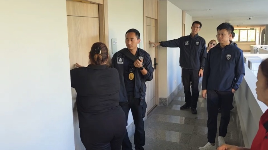 Beamte der Einwanderungsbehörde bereiten die Durchsuchung der Wohnung in einem Wohnkomplex in Pattaya vor. Bild: TMN.TV