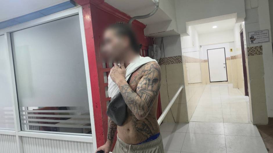 Der britische Tatverdächtige nach seiner Festnahme im Gebäude der Polizeistation Pattaya City. Bild: TMN.TV
