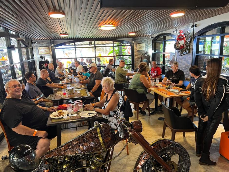 Super Stimmung sowohl im Restaurant als auch auf der Terrasse. Foto: Koller