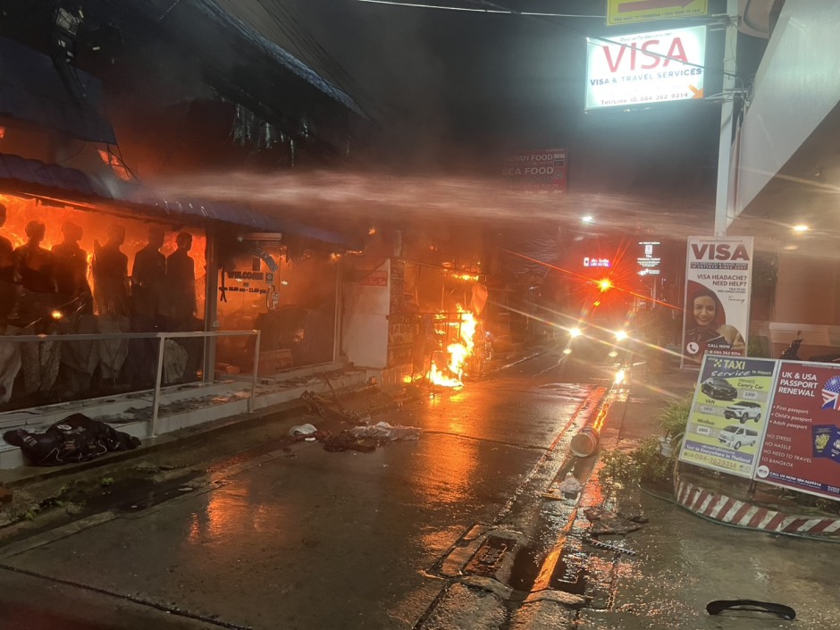 Die Flammen griffen rasch auf die benachbarte Schneiderei über und verursachten schwere Schäden. Bild: TMN.TV