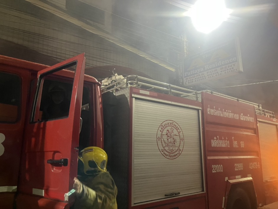 Einsatzkräfte der Feuerwehr Pattaya rückten mit mehreren Löschfahrzeugen zum Brandort aus. Bild: TMN.TV