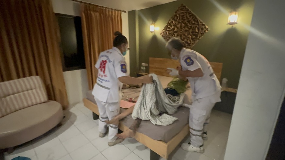  Rettungskräfte versorgen die verletzte 27-Jährige im Hotelzimmer, bevor sie in ein Krankenhaus gebracht wird. Bild: TMN.TV