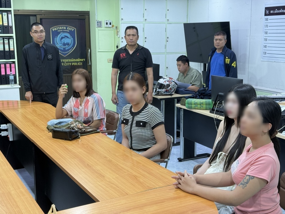Die Polizei vernimmt mehrere Festgenommene im Polizeipräsidium von Pattaya. Bild: TMN.TV