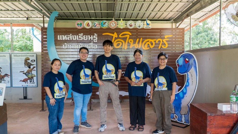 Mitglieder von Project Thaitan und lokale Unterstützer im Dinosaurier-Lernzentrum Ban Phanang Suea in der Provinz Chaiyaphum. Bild: Department of Mineral Resources