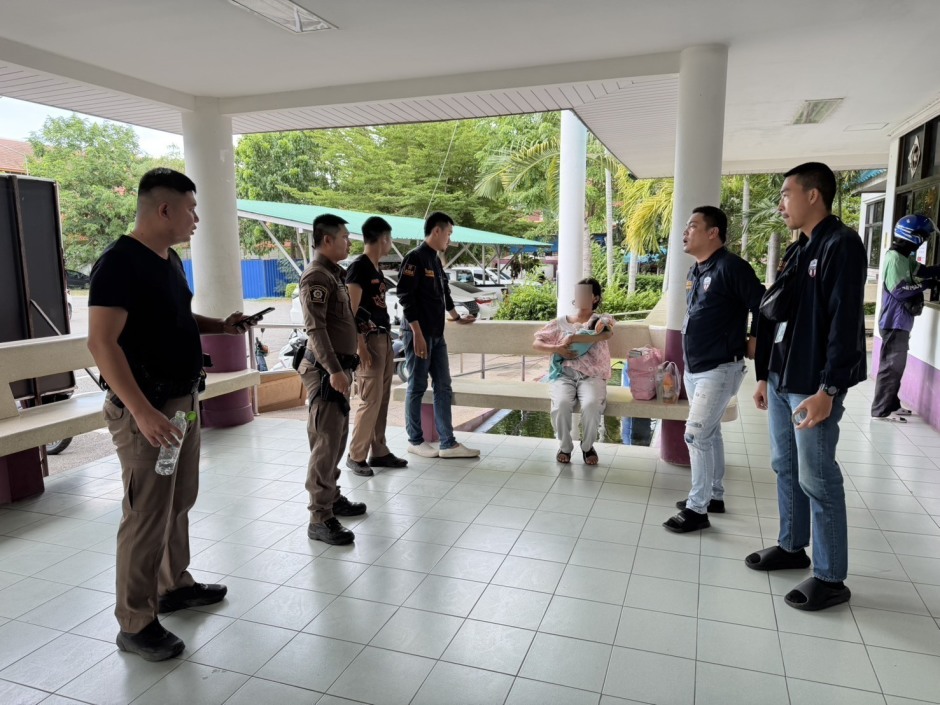 Die 14-jährige Mutter suchte mit ihrem Neugeborenen Hilfe auf der Polizeiwache Na Jomtien, nachdem ihr Freund sie aus der gemeinsamen Unterkunft geworfen hatte. Bild: TMN.TV