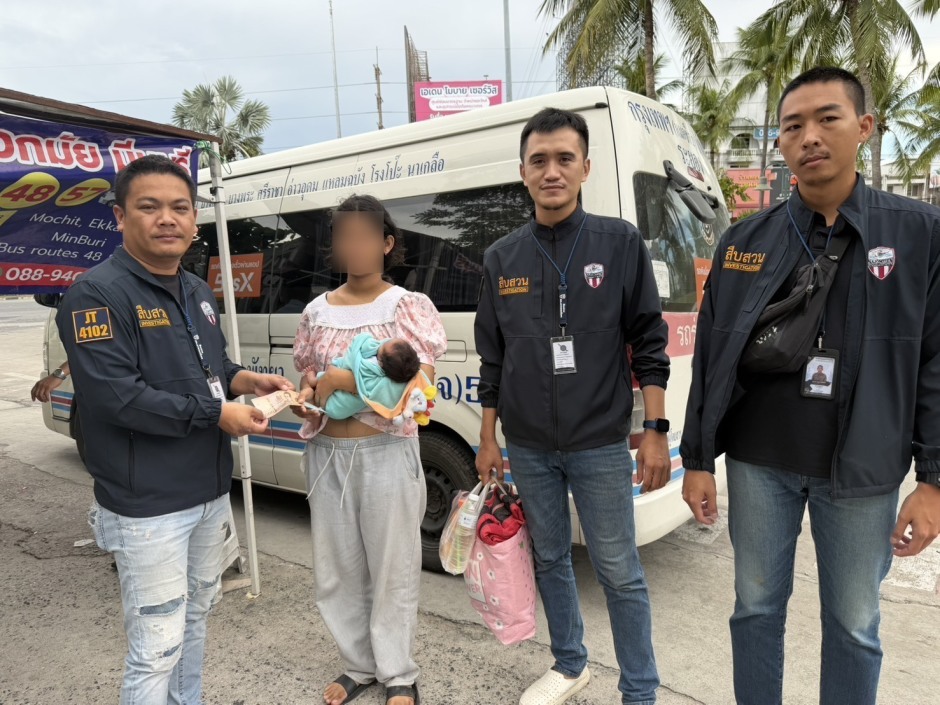 Neben der Finanzierung der Heimreise sammelten die Beamten 1.000 Baht aus eigener Tasche, um Mutter und Baby in der ersten Zeit zu unterstützen. Bild: TMN.TV