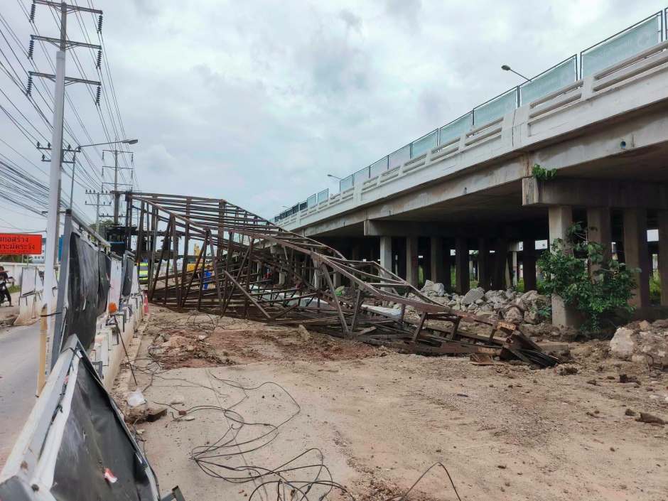 Das eingestürzte Baugerät kam direkt neben der erhöhten Fahrbahn der Rama II Road zum Liegen. Bild: JS100 Radio