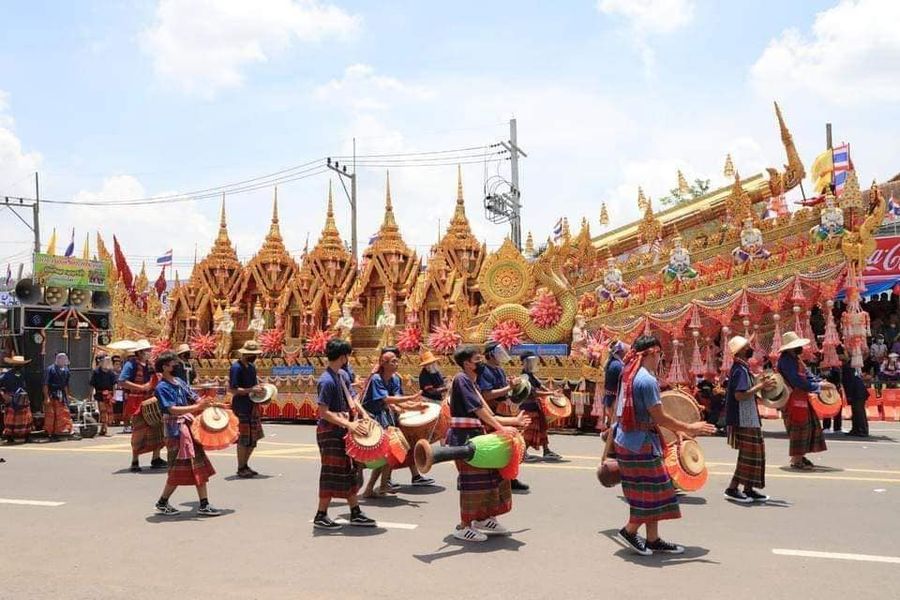Fröhliche Paraden und Umzüge sind Bestandteil des Raketenfestes im Isaan. Foto: Tourism Authority of Thailand